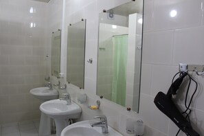 Dusche, Haartrockner, Hausschuhe, Handtücher