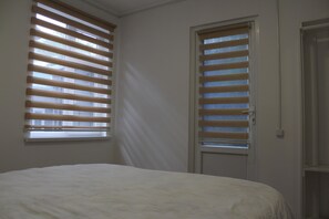 Kedap suara, setrika/meja setrika, Wi-Fi gratis, dan seprai linen