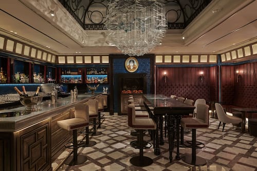 2 restaurants; lunch, dinner and brunch served