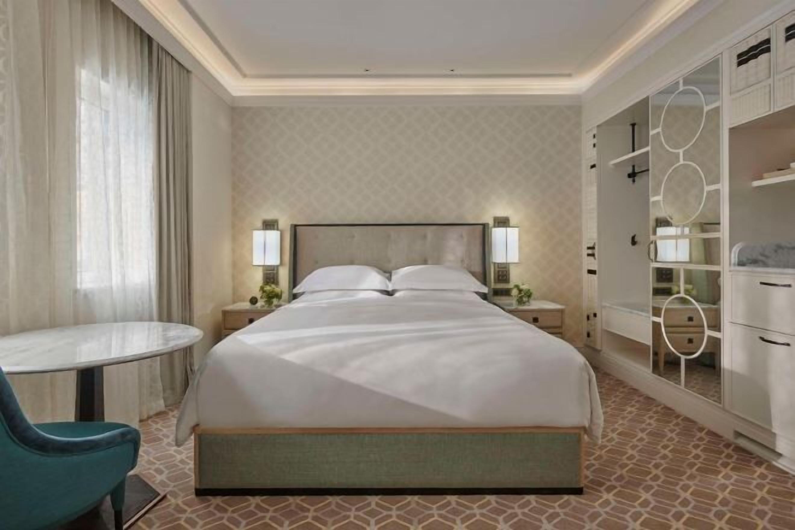 Egyptian cotton sheets, premium bedding, in-room safe, laptop workspace