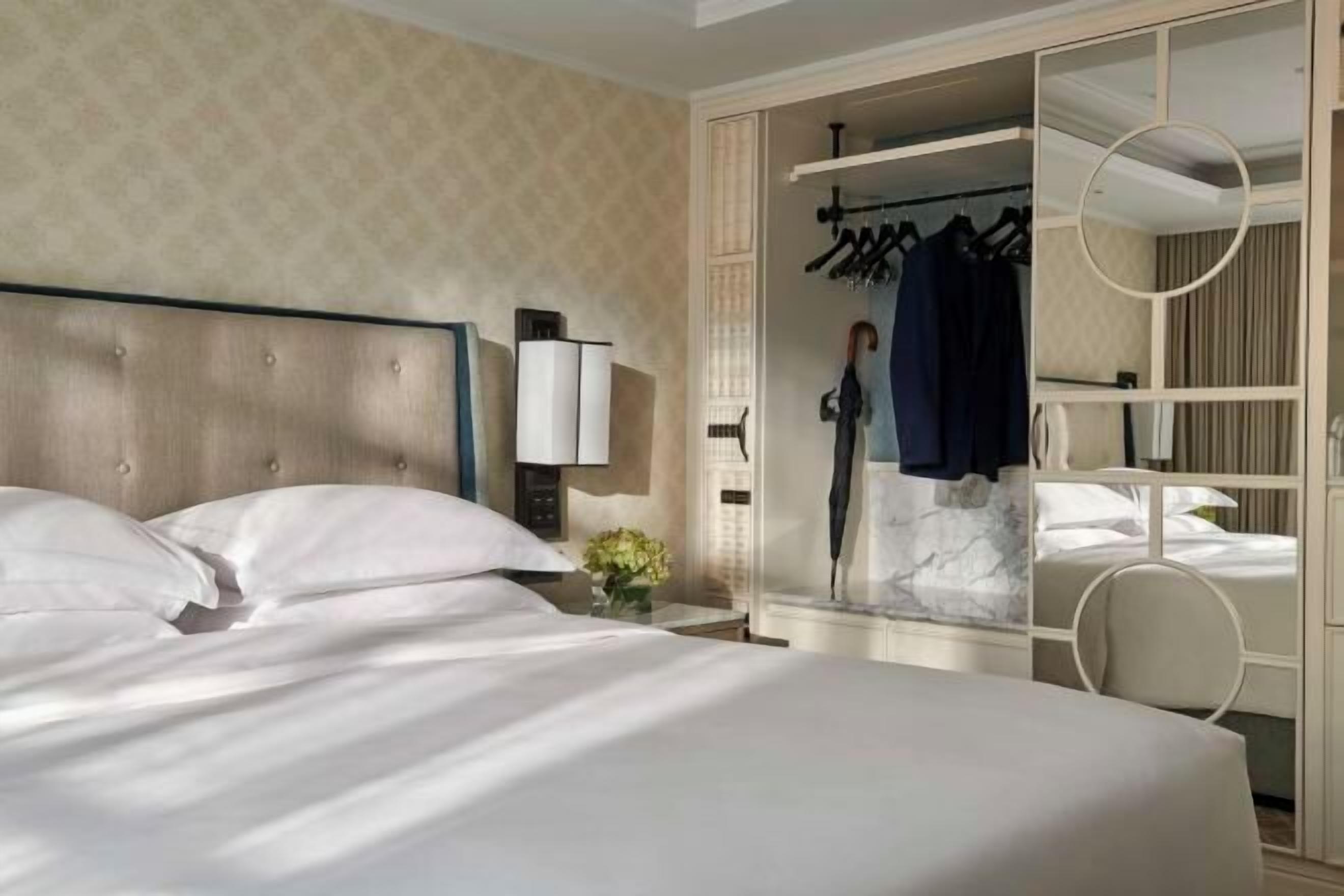 Egyptian cotton sheets, premium bedding, in-room safe, laptop workspace