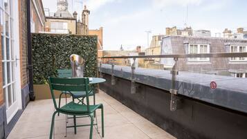 Chambre, 1 très grand lit, balcon (Premiere) | Terrasse/Patio