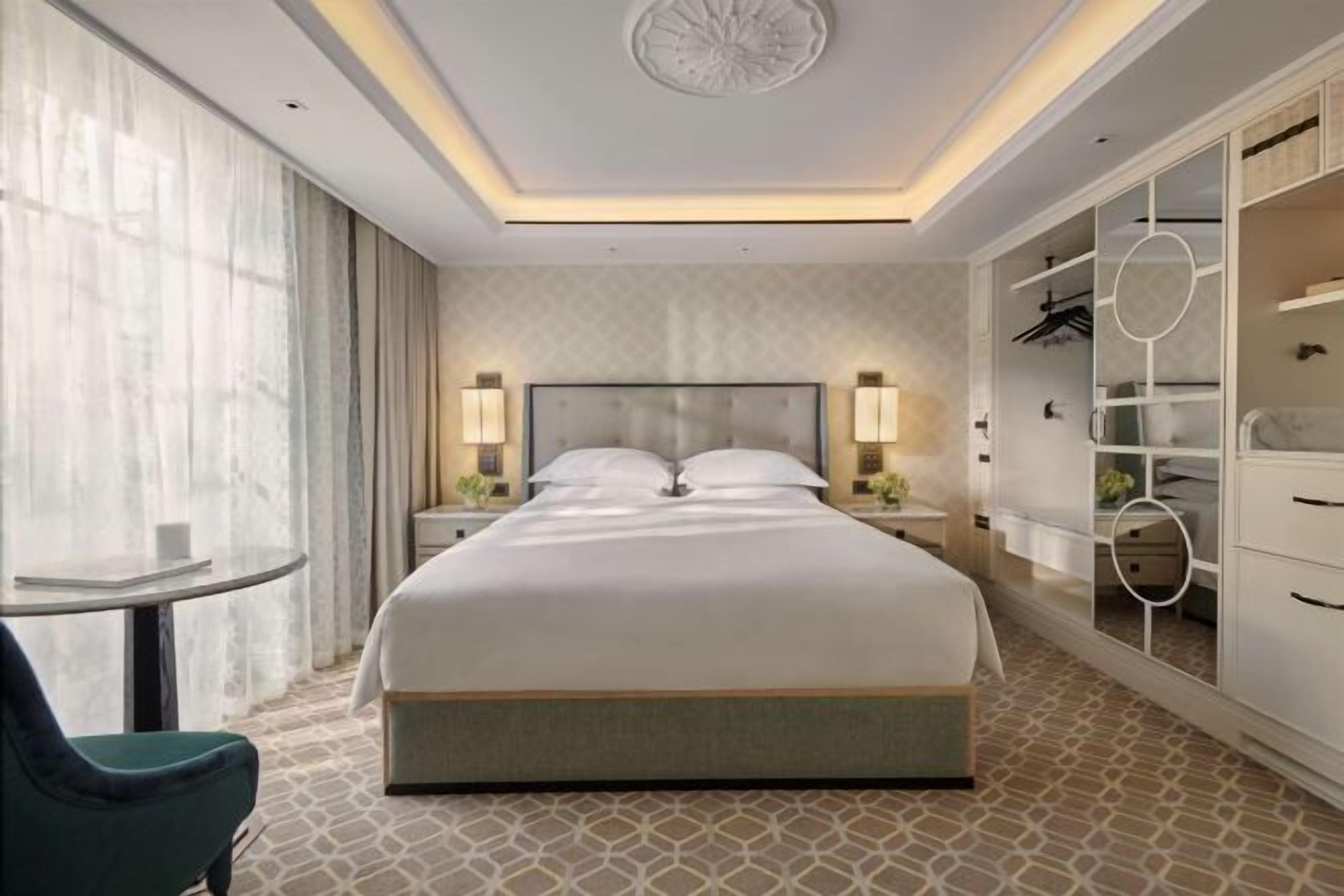 Egyptian cotton sheets, premium bedding, in-room safe, laptop workspace