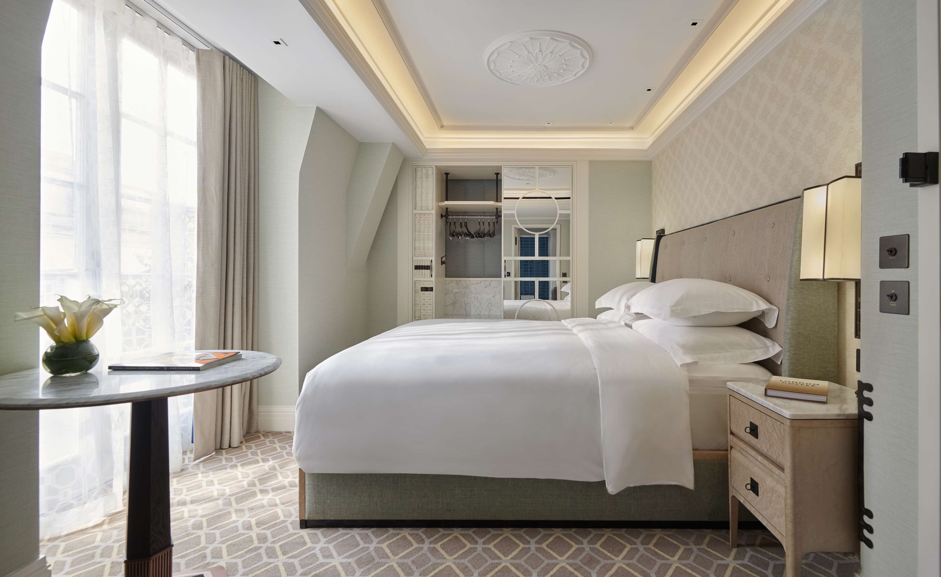 deluxe room, 1 king bed | egyptian cotton sheets, premium bedding, in-room safe, laptop workspace