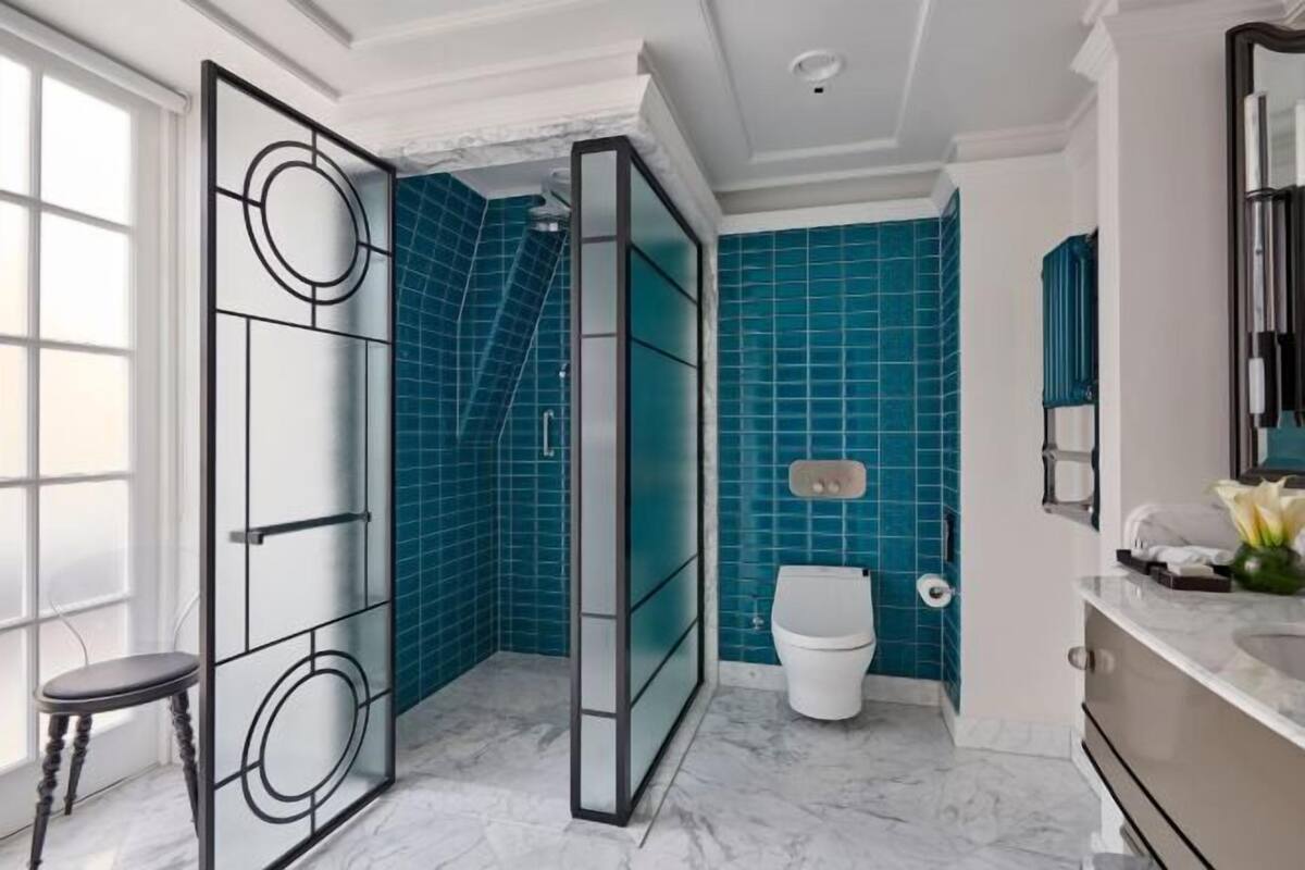 Bagno | Set di cortesia firmato, asciugacapelli, accappatoio, pantofole