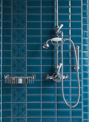 Articles de toilette griffés, séchoir à cheveux, peignoirs, pantoufles