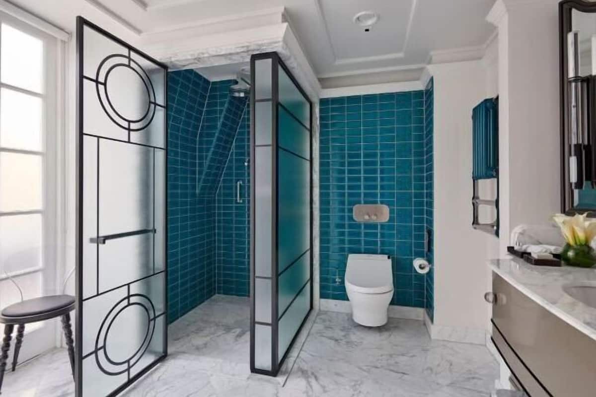 Badkamer | Designer toiletartikelen, een haardroger, badjassen, pantoffels