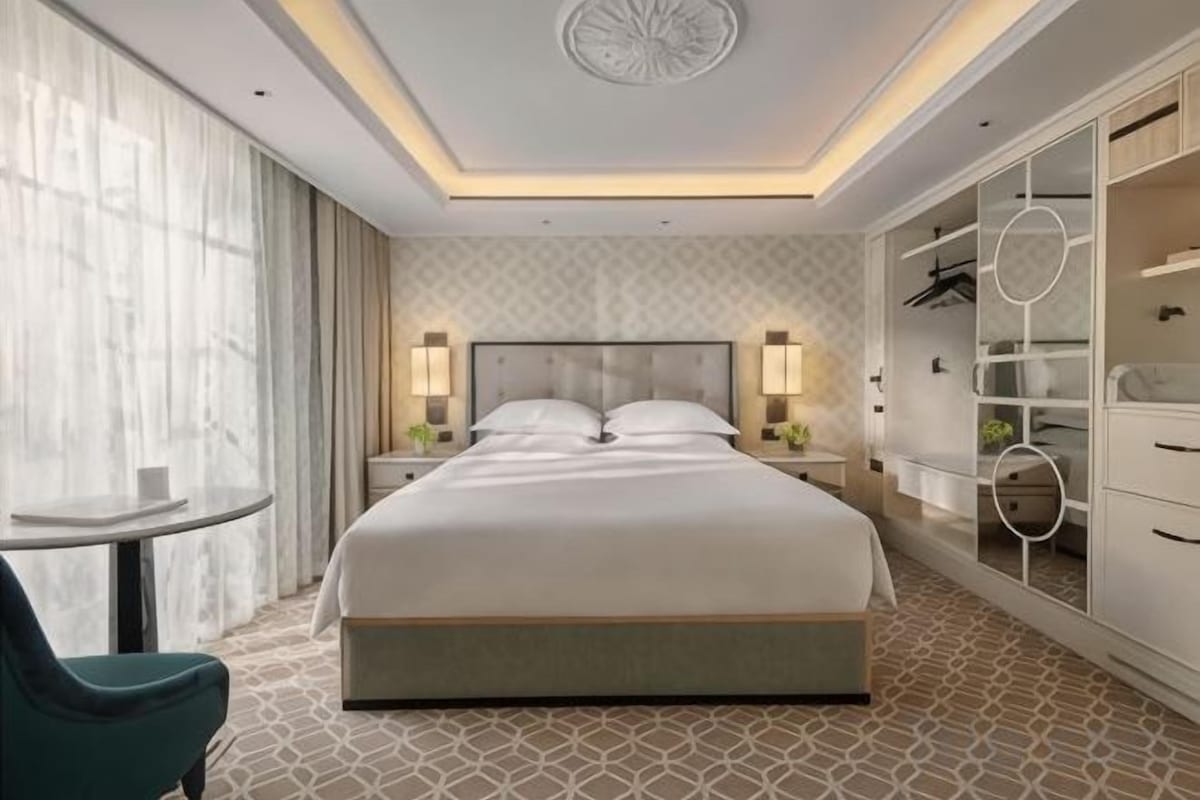 Egyptian cotton sheets, premium bedding, in-room safe, laptop workspace