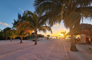 Exterior - Bay Towers Hotel (Caye Caulker)