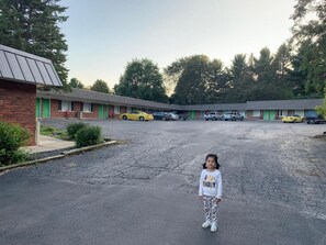 Property grounds - Baw Beese Inn (Hillsdale)