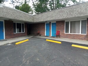 Front of property - Baw Beese Inn (Hillsdale)
