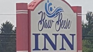 A sign for Baw Beese Inn, highlighting amenities like AC rooms and free WiFi. - Baw Beese Inn (Hillsdale)
