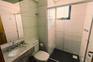 Douche, articles de toilette gratuits, sèche-cheveux