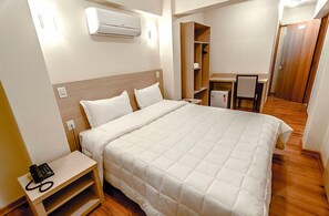 Suite | Minibar, tabla de planchar con plancha, wifi gratis y ropa de cama 