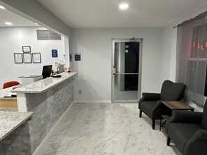 Lobby - Suburban Studios Newport News – Hampton (Newport News)