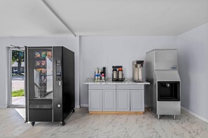 Breakfast area - Suburban Studios Newport News – Hampton (Newport News)