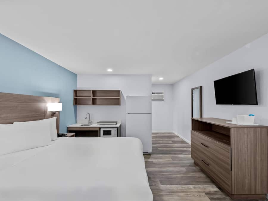 Rom, 1 queensize-seng, tilgjengelighetstilpasset, ikke-røyk | Sengetøy av topp kvalitet, individuelt innredet og skrivebord