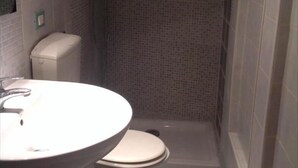 A bathroom with a white sink, toilet, and shower. - Verdi Plaza - Hostel (Bologna)