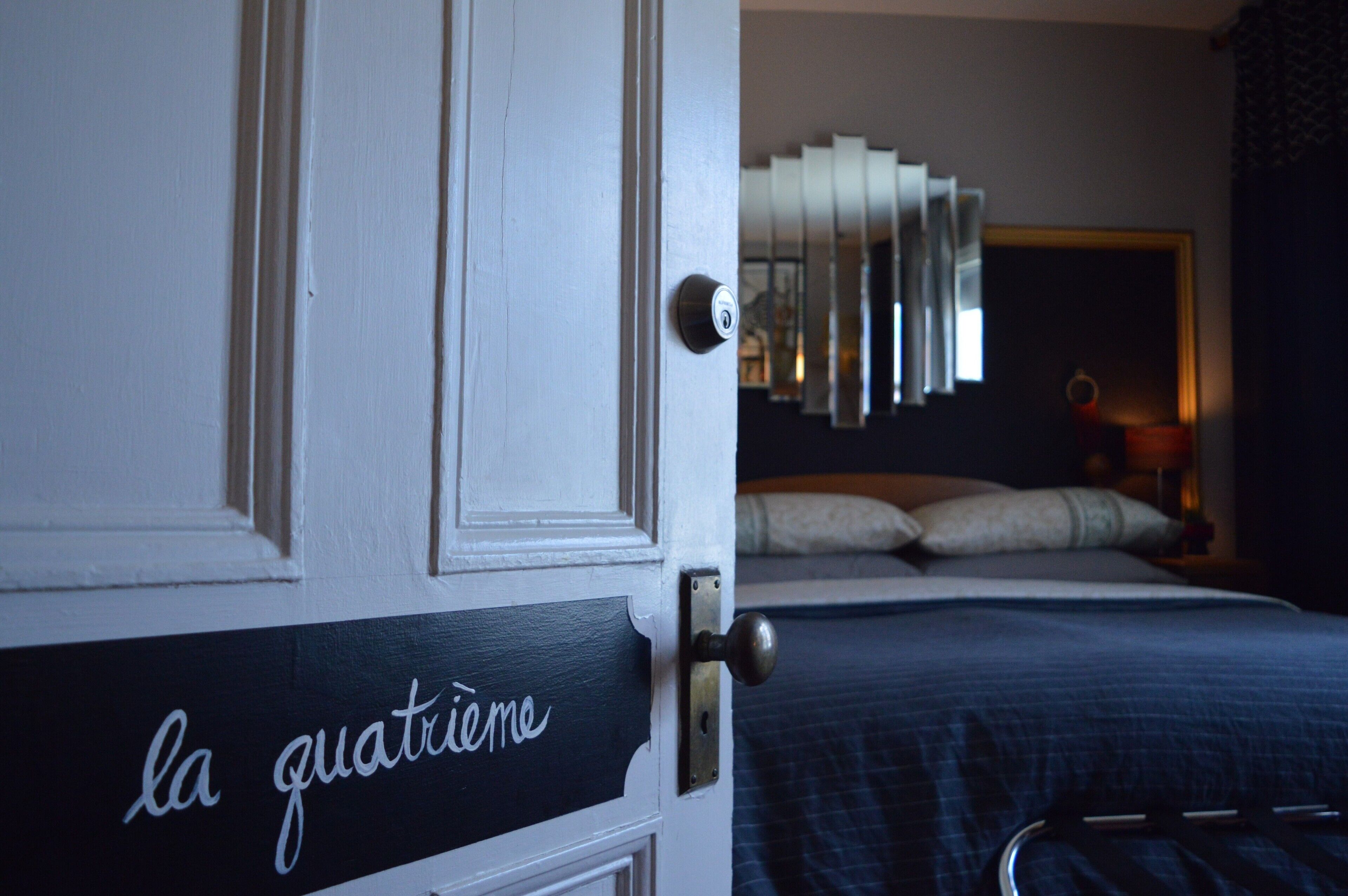 Habitación básica (La Quatrieme) | Decoración personalizada y muebles diferentes 