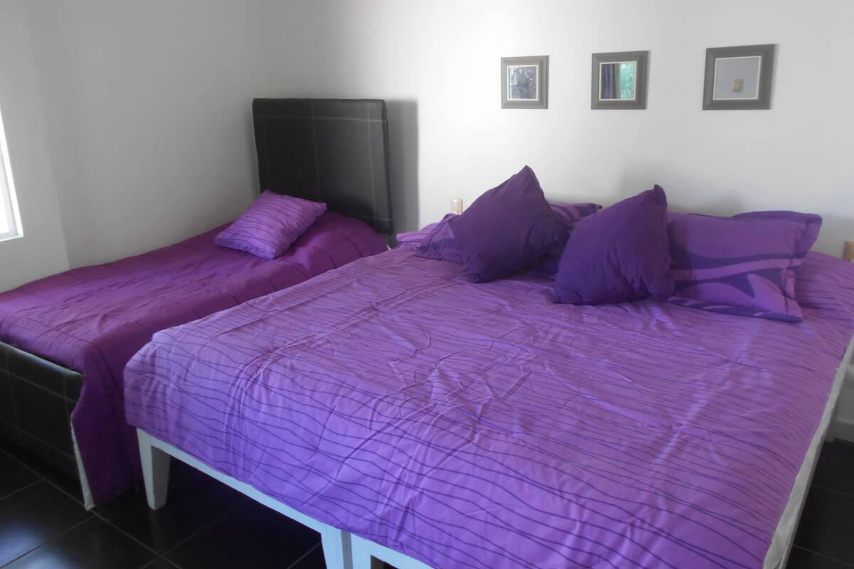 スタンダード トリプルルーム | 遮光カーテン、アイロン / アイロン台、WiFi (無料)、ベッドシーツ