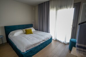 ห้องซูพีเรียสวีท | ผ้าปูที่นอน Frette จากอิตาลี, เครื่องนอนระดับพรีเมียม, ผ้านวมขนเป็ด