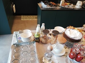 TĂ€gliches inbegriffenes FrĂŒhstĂŒcksbuffet