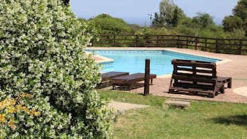 Una piscina al aire libre de temporada