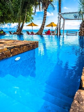 Di pantai, pasir putih, kerusi lepak pantai, payung