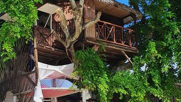 On the beach, white sand, sun-loungers, beach umbrellas