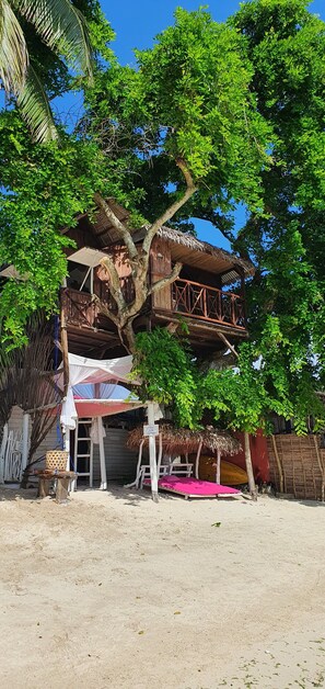 Di pantai, pasir putih, kerusi lepak pantai, payung