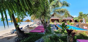 On the beach, white sand, sun loungers, beach umbrellas - Ravoraha Ecolodge (Nosy Boraha)