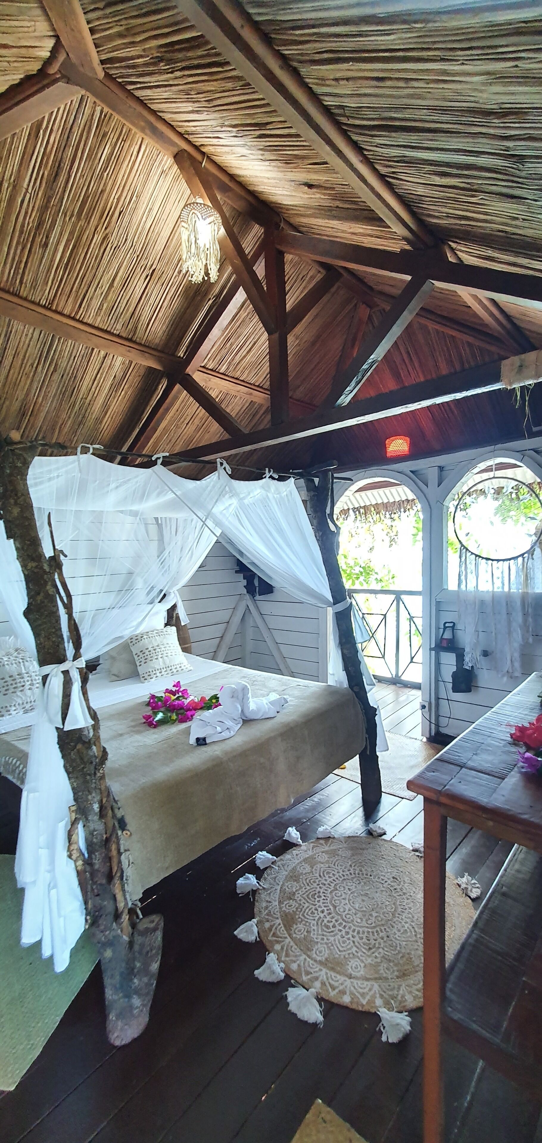 Casa de árbol panorámica | Ropa de cama de alta calidad y caja de seguridad en la habitación 