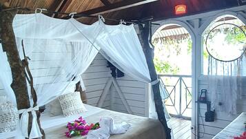 Casa de árbol panorámica | Ropa de cama de alta calidad y caja de seguridad en la habitación