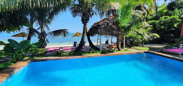On the beach, white sand, sun loungers, beach umbrellas - Ravoraha Ecolodge (Nosy Boraha)