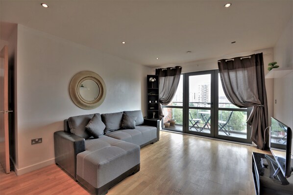 تلفزيون بشاشة مسطحة