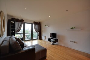 شقة عائلية | منطقة المعيشة | تلفزيون بشاشة مسطحة