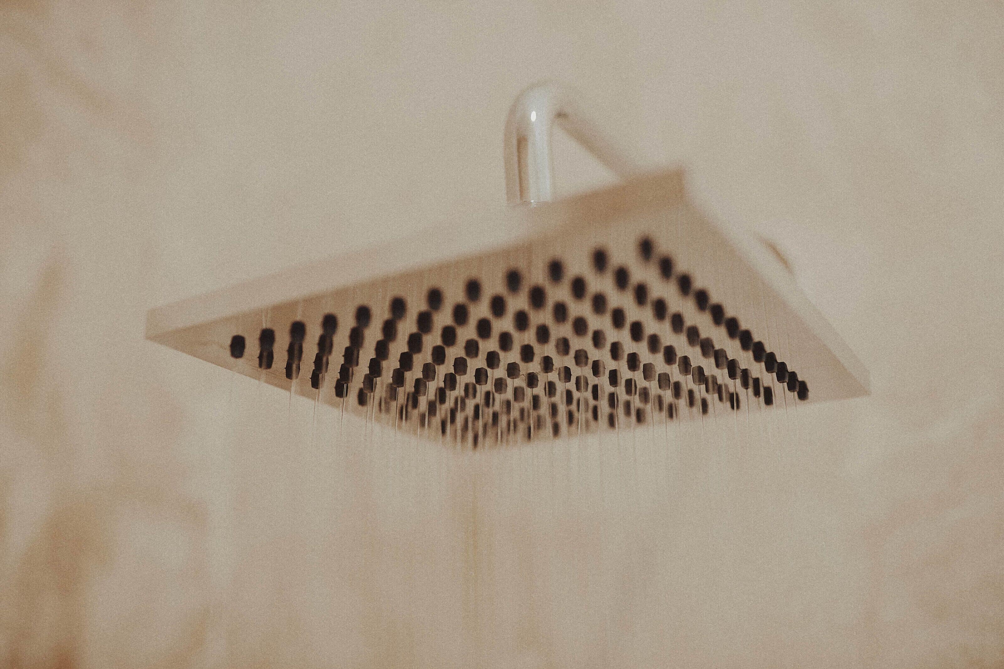 Un cabezal de ducha con un diseño único y original.