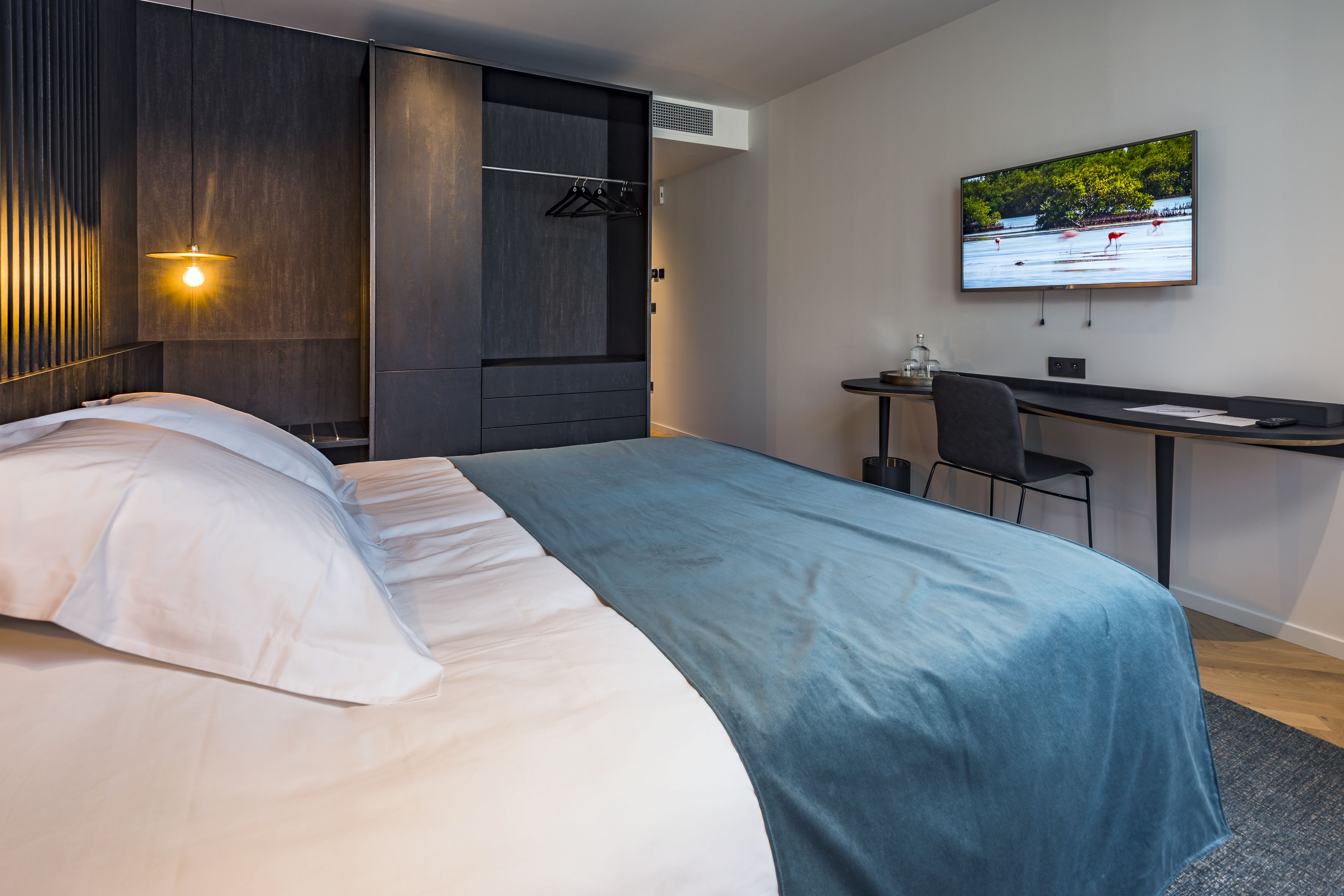 standard double room | down duvets, minibar, in-room safe, desk