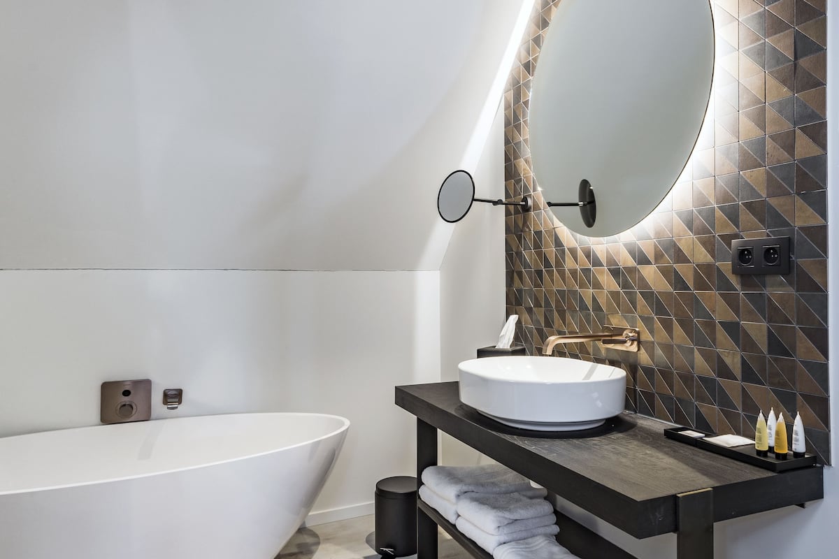 deluxe double room | bathroom | hair dryer, bidet, towels, soap