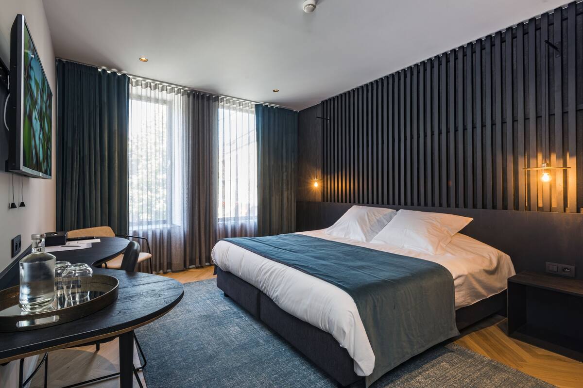Standaard tweepersoonskamer | Donzen dekbedden, een minibar, een kluis op de kamer, een bureau