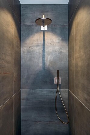 Haartrockner, Bidet, Handtücher, Seife