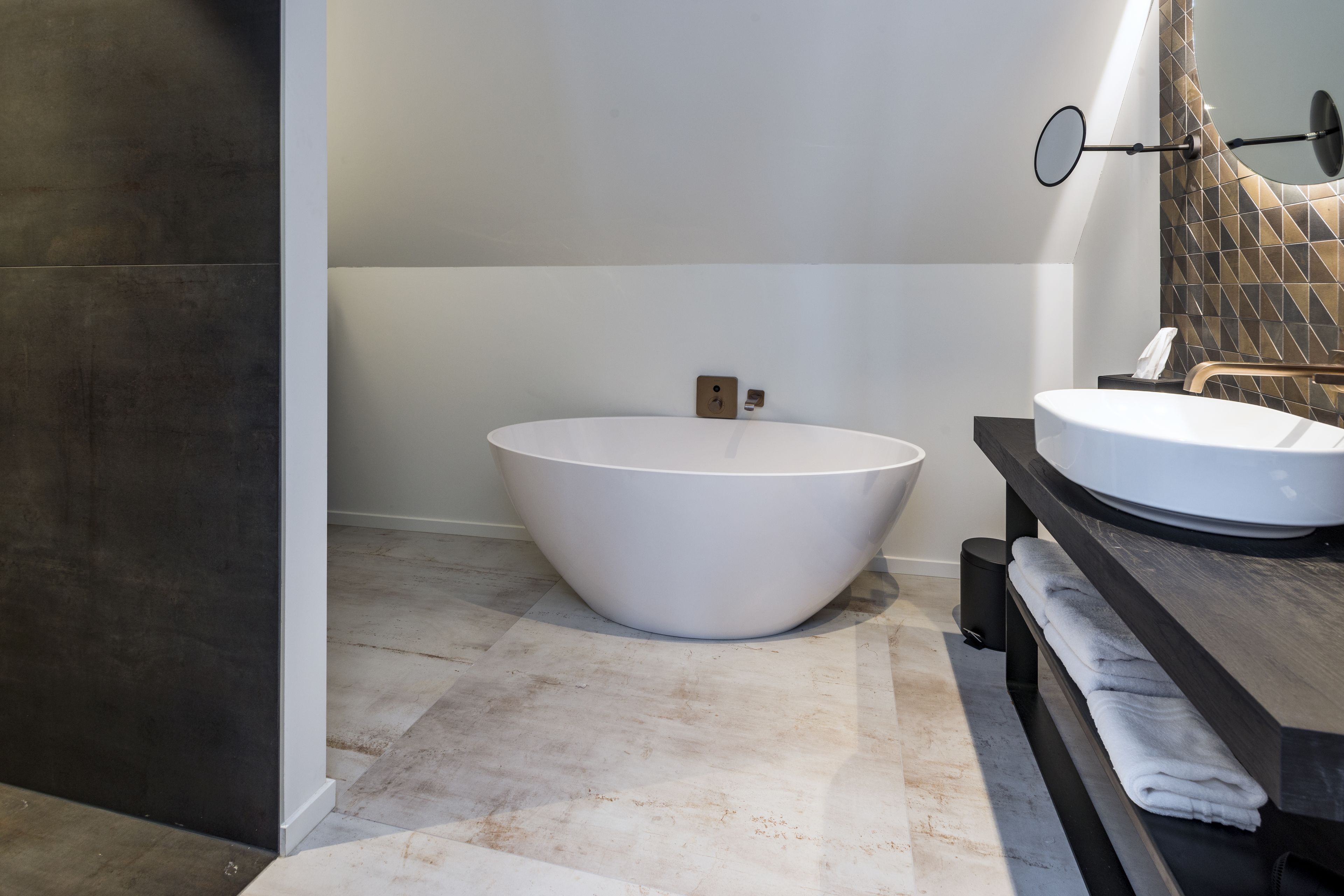 deluxe double room | bathroom | hair dryer, bidet, towels, soap