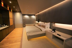 Presidential Suite | Premium bedding, down comforters, pillowtop beds, minibar