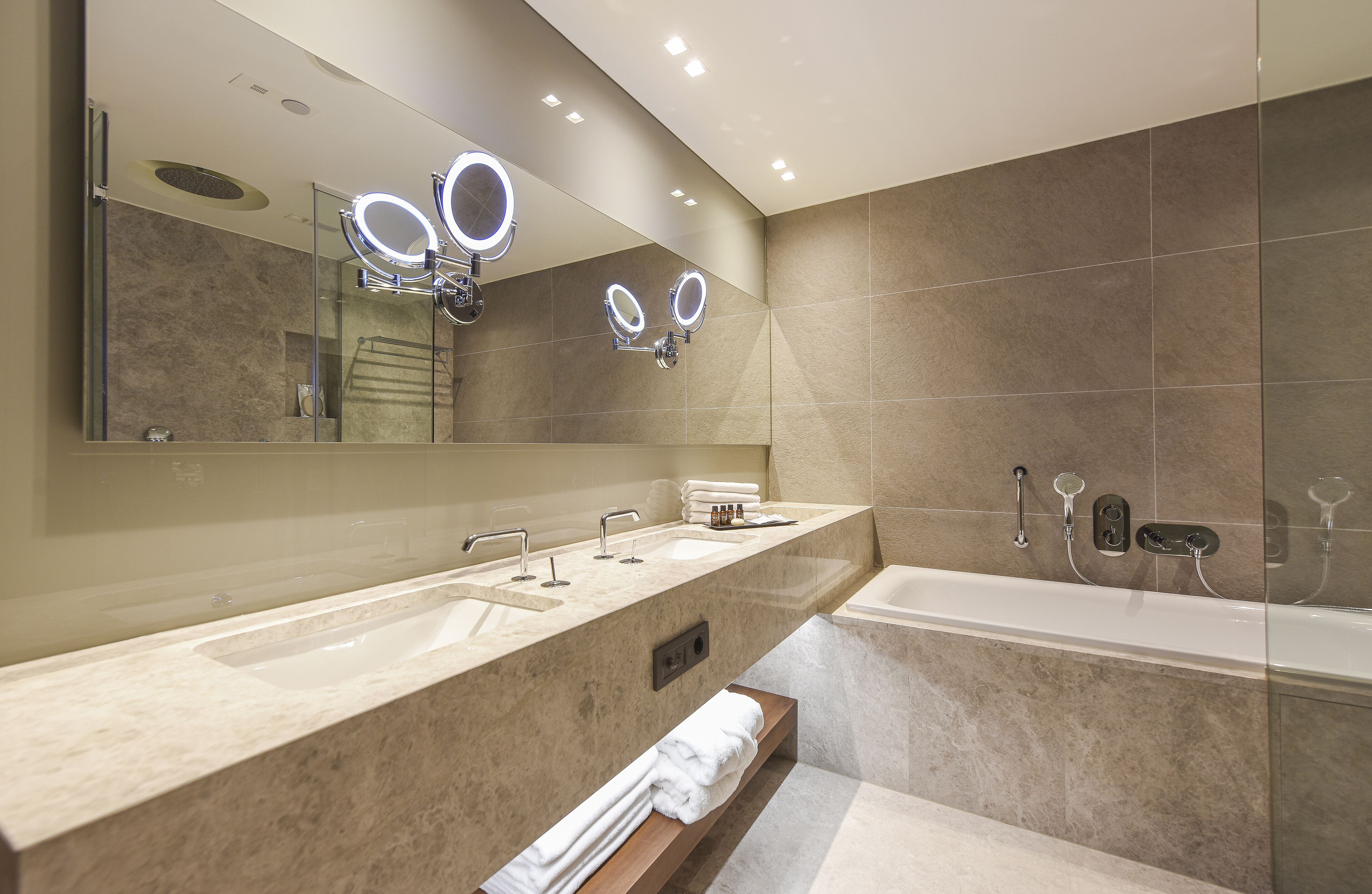 executive suite | bathroom | combined shower/bathtub, spring water bathtub, rainfall showerhead