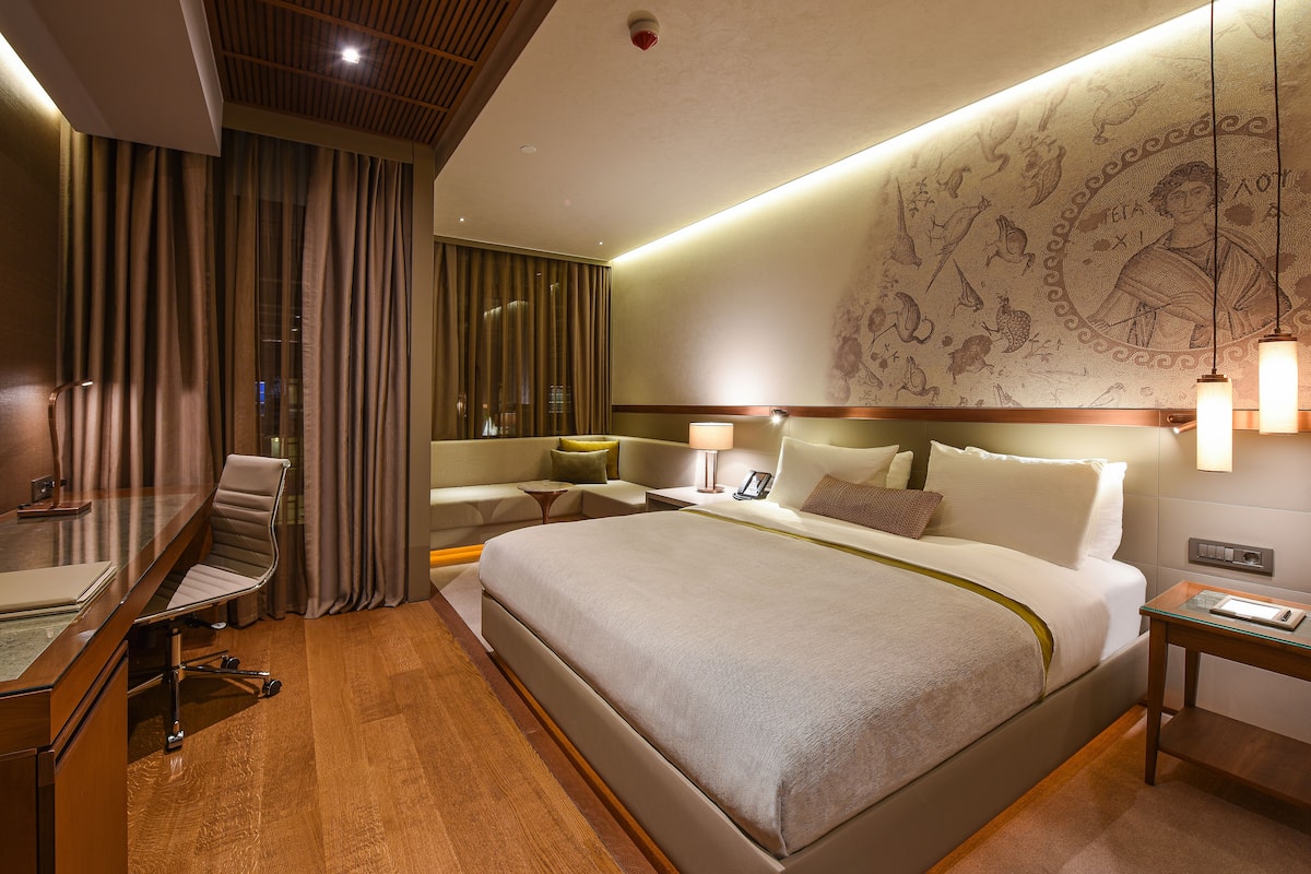 premium bedding, down duvets, pillow-top beds, minibar