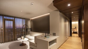 Una sala de estar moderna con un sofá, una mesa de centro y un mueble para televisión.