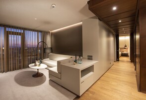 Executive Suite | Premium bedding, down comforters, pillowtop beds, minibar