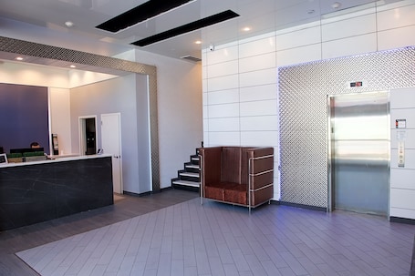 Lobby. 7 Days Hotel Bronx