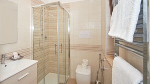 A modern bathroom with a glass shower enclosure, a toilet, and a sink with a mirror above it. - Cilentia B&B (Agropoli)