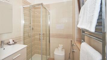 Design Double Room | Bathroom | Shower, rainfall showerhead, free toiletries, hair dryer